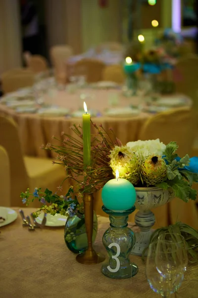 Elégante table d'hôtes de mariage pour un événement avec des bougies allumées — Photo