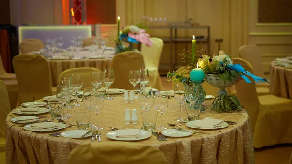 A configuração de mesa de jantar de recepção de casamento de luxo — Fotografia de Stock