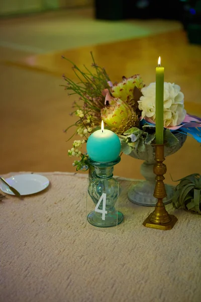 Елегантний весільний стіл для заходу зі свічками, освітленими — стокове фото