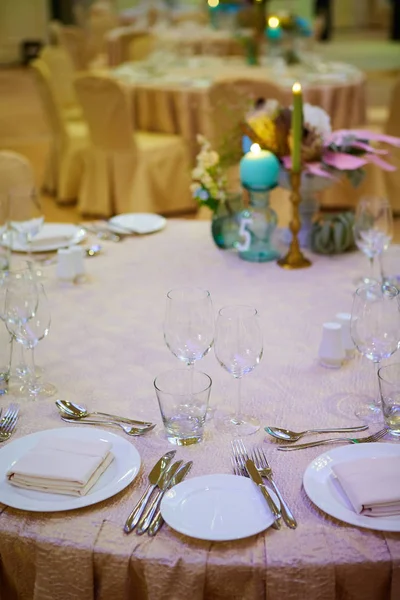 高級結婚式レセプション ディナー テーブルのセットアップ — ストック写真