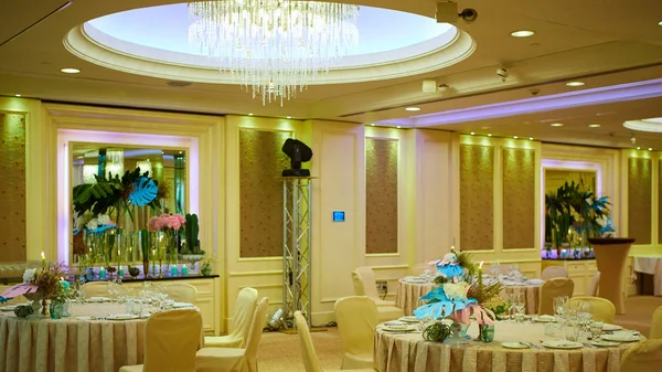 A configuração de mesa de jantar de recepção de casamento de luxo — Fotografia de Stock