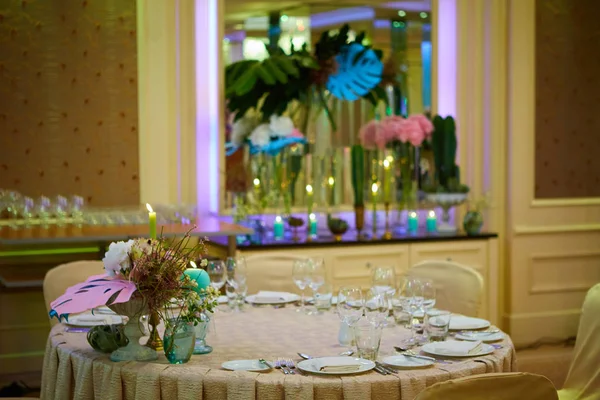 A configuração de mesa de jantar de recepção de casamento de luxo — Fotografia de Stock