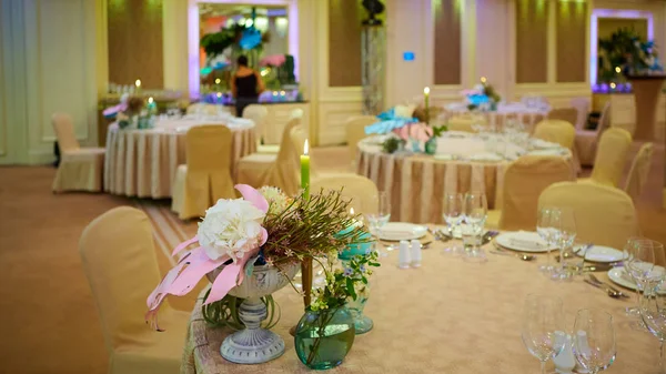 Die luxuriöse Tischdekoration für den Hochzeitsempfang — Stockfoto