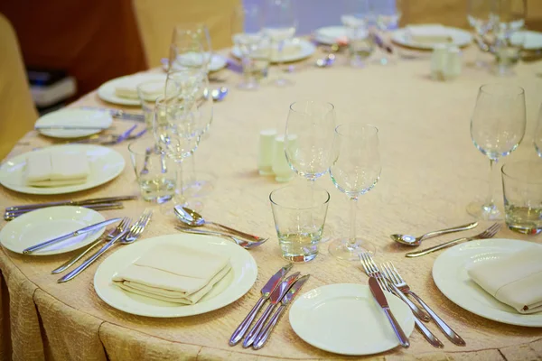 La configuración de la mesa de cena de recepción de boda de lujo —  Fotos de Stock
