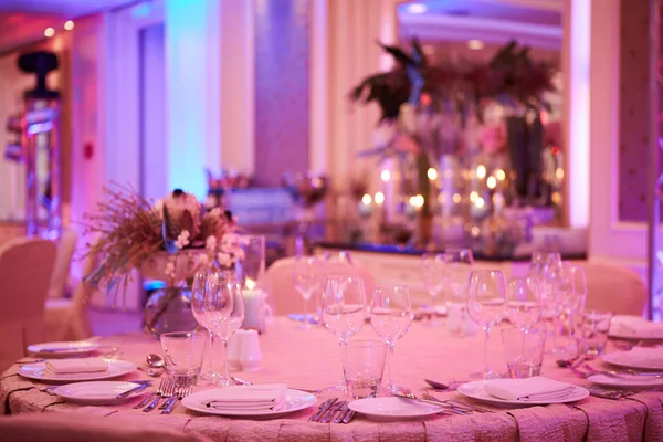 La configuración de la mesa de cena de recepción de boda de lujo — Foto de Stock