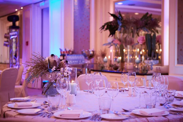A configuração de mesa de jantar de recepção de casamento de luxo — Fotografia de Stock