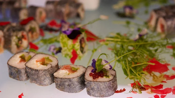 Vers en lekker maki en nigiri sushi. Ondiepe dof. — Stockfoto