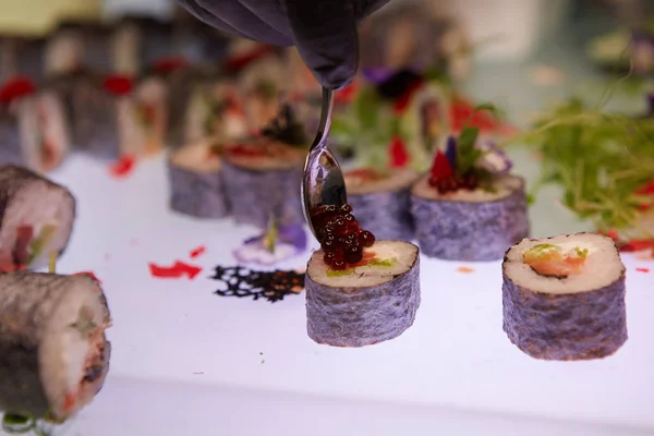Maki e sushi nigiri freschi e deliziosi. Shalow dof . — Foto Stock
