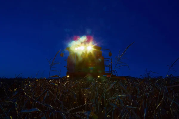 Colheita noturna nos campos. Combina com luzes em movimento no final da noite . — Fotografia de Stock