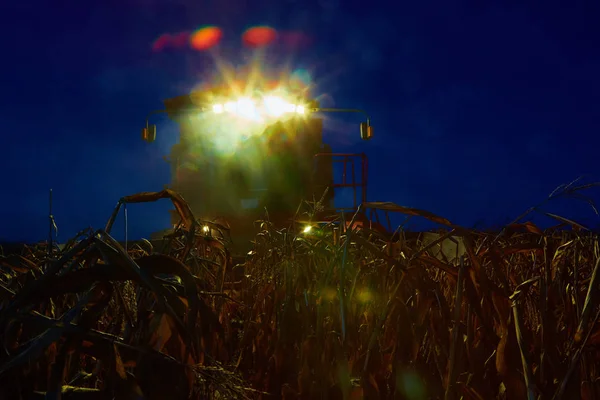 Colheita noturna nos campos. Combina com luzes em movimento no final da noite . — Fotografia de Stock
