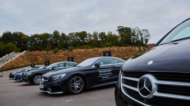 Kiev, Ukrayna - 4 Ekim 2016: Mercedes Benz yıldız deneyim. Test sürüşleri ilginç serisi