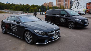 Kiev, Ukrayna - 4 Ekim 2016: Mercedes Benz yıldız deneyim. Test sürüşleri ilginç serisi