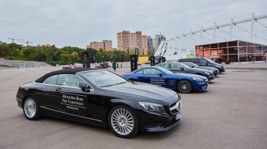 Kiev, Ukrayna - 4 Ekim 2016: Mercedes Benz yıldız deneyim. Test sürüşleri ilginç serisi