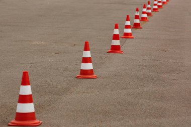 trafiği yönlendirmek için turuncu konileri kurmak