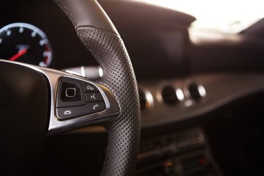 bir otomobilin direksiyon simidi üzerinde kontrol düğmeleri