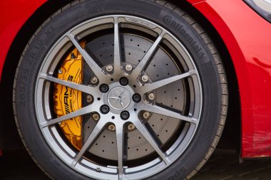 Kiev, Ukrayna - 4 Ekim 2016: Mercedes Benz yıldız deneyim. Test sürüşleri ilginç serisi. Modern Mercedes-Benz Amg disk fren balatası ile parçası