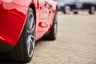 Kiev, Ukrayna - 4 Ekim 2016: Mercedes Benz yıldız deneyim. Test sürüşleri ilginç serisi. Araba tekerlek siyah kauçuk lastik ile yakın çekim görüntüsü