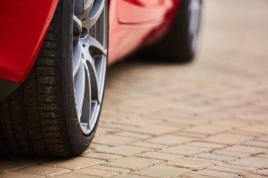 Kiev, Ukrayna - 4 Ekim 2016: Mercedes Benz yıldız deneyim. Test sürüşleri ilginç serisi. Araba tekerlek siyah kauçuk lastik ile yakın çekim görüntüsü