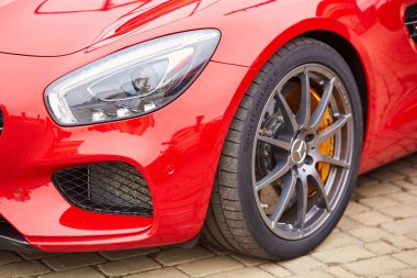Kiev, Ukrayna - 4 Ekim 2016: Mercedes Benz yıldız deneyim. Test sürüşleri ilginç serisi. Modern Mercedes-Benz Amg disk fren balatası ile parçası.