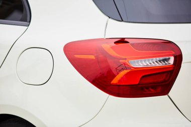bir sedan araba kuyruk ışığı. yakın çekim