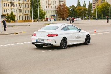 Kiev, Ukrayna - 4 Ekim 2016: Mercedes Benz yıldız deneyim. Test sürüşleri ilginç serisi