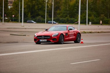 Kiev, Ukrayna - 4 Ekim 2016: Mercedes Benz yıldız deneyim. Test sürüşleri ilginç serisi