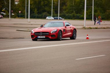 Kiev, Ukrayna - 4 Ekim 2016: Mercedes Benz yıldız deneyim. Test sürüşleri ilginç serisi