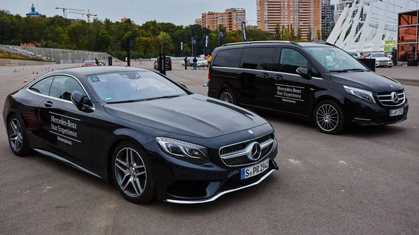 Kyjev, Ukrajina – 4. října 2016: Mercedes Benz zkušenosti star. Zajímavá série testovací jízdy — Stock fotografie