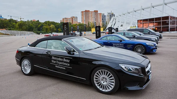 Kiev, Ucraina - 4 ottobre 2016: Mercedes Benz star experience. L'interessante serie di test drive — Foto Stock