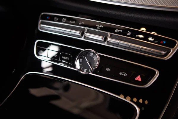 Luksusowy szczegóły wnętrza samochodu. Środkowa konsola z powietrza i multimedia władza — Zdjęcie stockowe