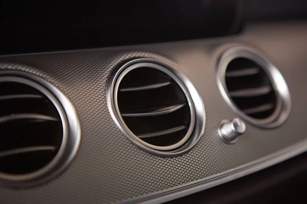 Intérieur de voiture moderne. trou de climatisation — Photo