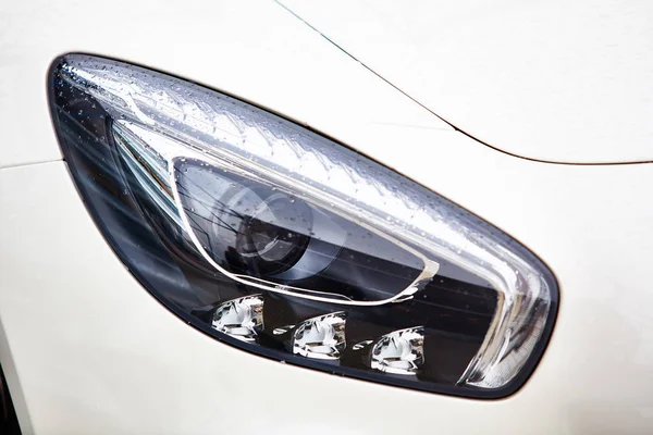 Szczegóły na jednym z reflektorów LED samochodu. — Zdjęcie stockowe