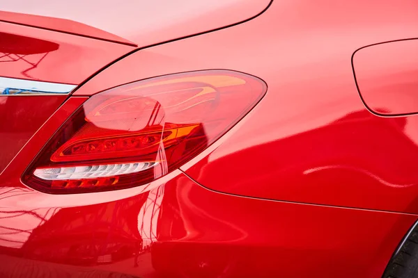 Samochód ogon jasny czerwony kolor dla klientów. Za pomocą tapetę lub tło dla transport i Motoryzacja obrazu — Zdjęcie stockowe