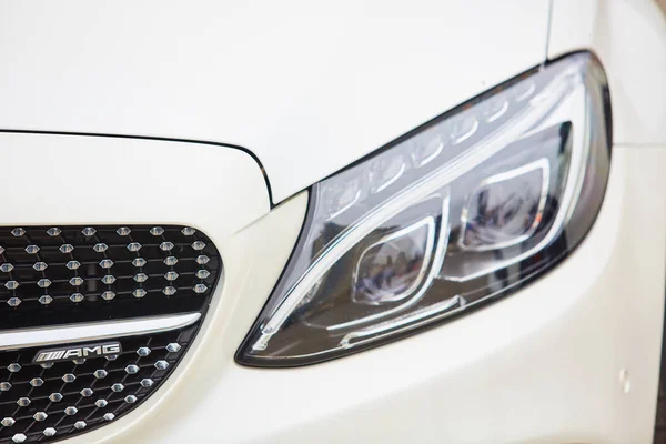 Киев, Украина - 4 октября 2016 года: звездный опыт Mercedes Benz. Интересная серия тест-драйвов. Логотип AMG . — стоковое фото
