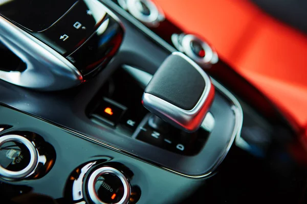 Detalhe do interior do carro moderno, engrenagem vara — Fotografia de Stock