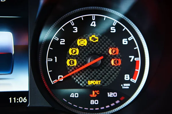 Velocímetro de carro moderno. Feche a foto do painel — Fotografia de Stock