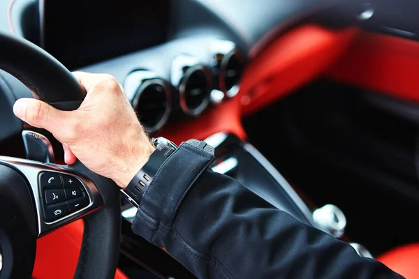 Männliche Fahrer Hände halten Lenkrad. — Stockfoto