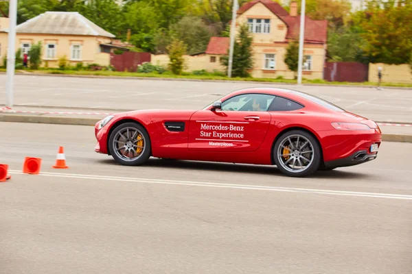 Kiev, Ukraina - OCTOBER 4, 2016: Pengalaman menjadi bintang Mercedes Benz. Seri menarik dari test drive — Stok Foto