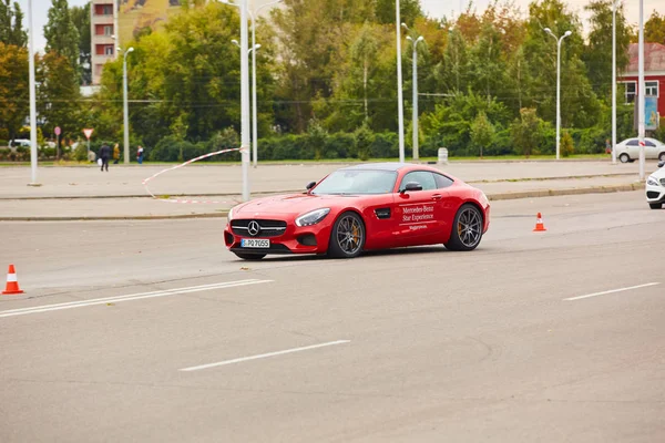 Kijów, Ukraina - 4 października 2016: Doświadczenie star Mercedes Benz. Interesujący serial z jazd testowych — Zdjęcie stockowe