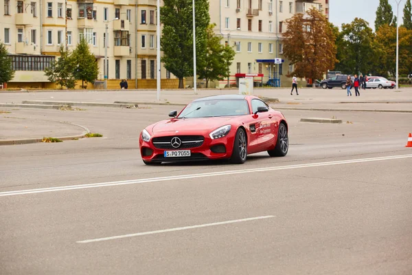 Киев, Украина - 4 октября 2016 года: звездный опыт Mercedes Benz. Интересная серия тестовых дисков — стоковое фото