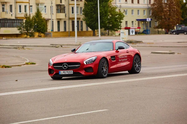Киев, Украина - 4 октября 2016 года: звездный опыт Mercedes Benz. Интересная серия тестовых дисков — стоковое фото