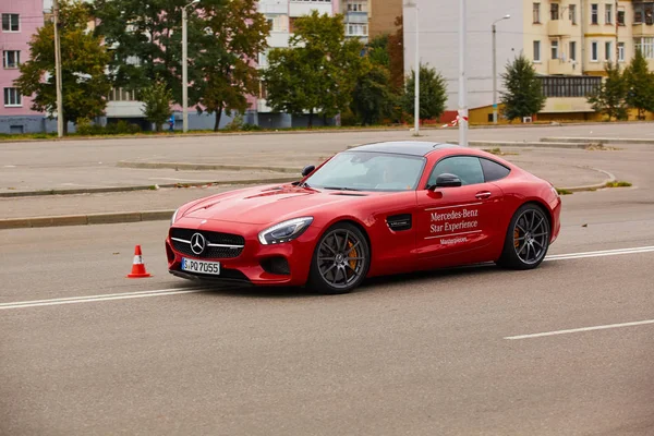 Kiev, Ukraina - 4 oktober 2016: Mercedes Benz stjärna erfarenhet. Den intressanta rad provkörningar — Stockfoto