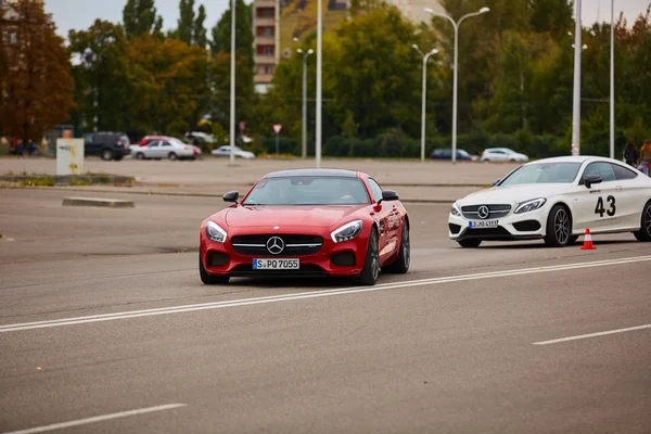 Kijów, Ukraina - 4 października 2016: Doświadczenie star Mercedes Benz. Interesujący serial z jazd testowych — Zdjęcie stockowe
