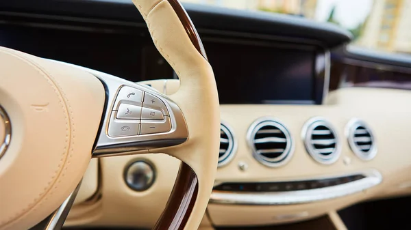 Control buttons on the steering wheel of a car — Stock Photo, Image