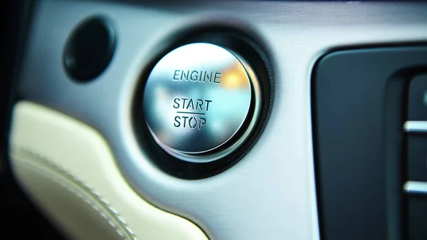 エンジンを停止します近代的な新しい車のボタン — ストック写真