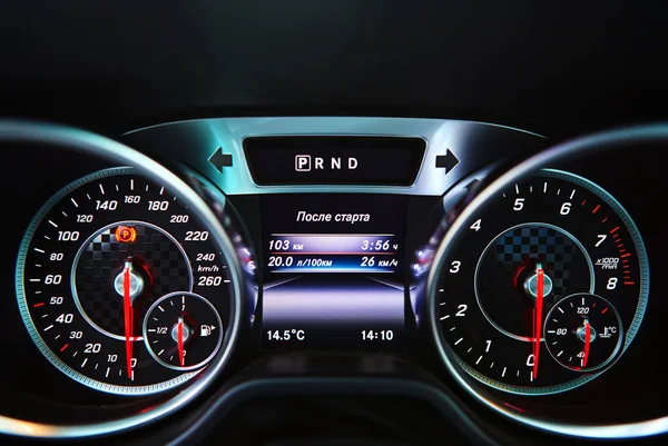 Moderne auto snelheidsmeter. Close-up shot van het dashboard — Stockfoto