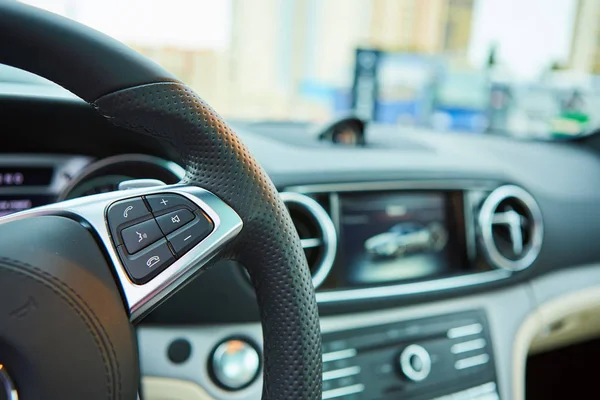 Control buttons on the steering wheel of a car — Stock Photo, Image