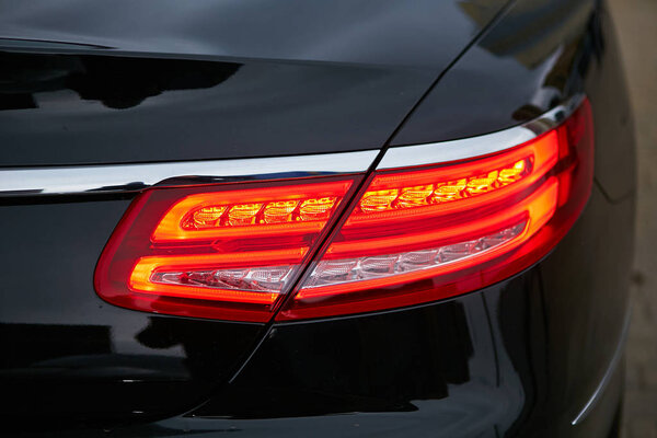 Задний свет красной бизнес-машины. Закрыть
.