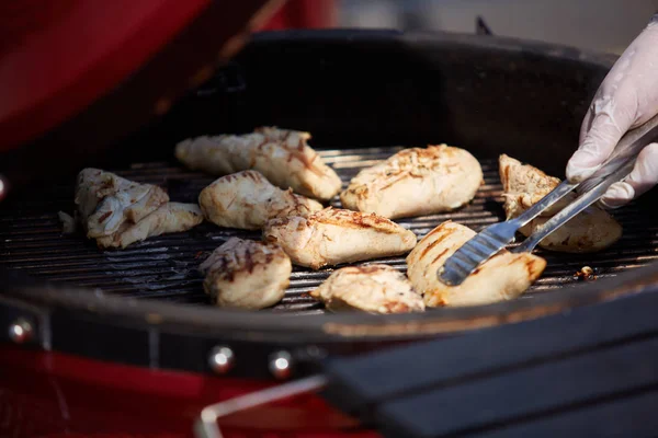 Tjukkstrimmel blir grillet utendørs. Grunn dof – stockfoto