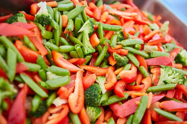 Brócoli, zanahorias y judías verdes en una sartén salteada . — Foto de Stock